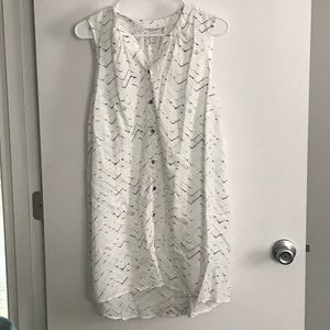 Sleeveless white maternity tunic